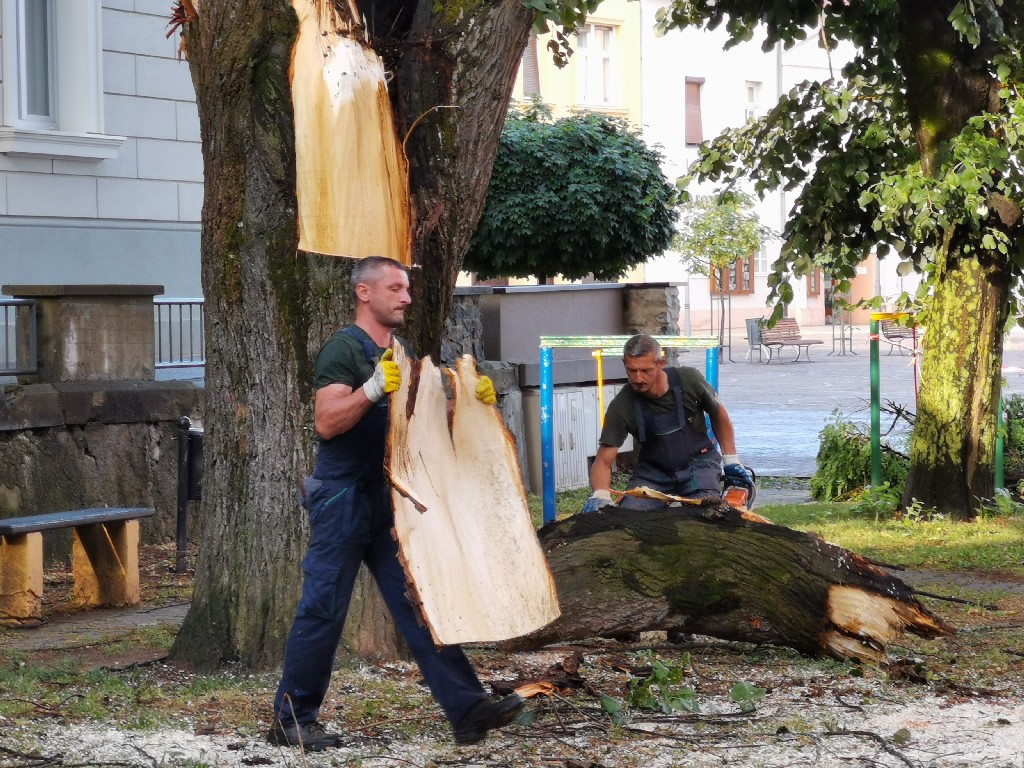 Čišćenje grada nakon nevremena: Ne krećite se mjestima ograđenim vrpcom!